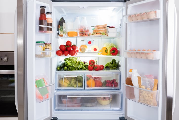 Un frigo rempli de nourriture