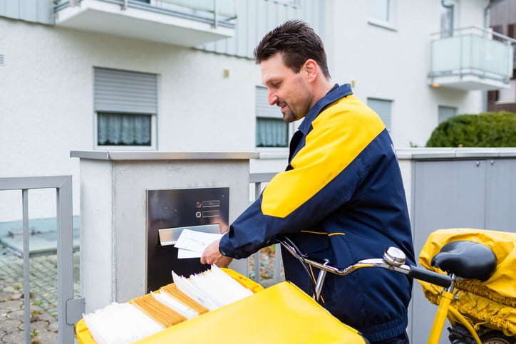 Un facteur distribue le courrier