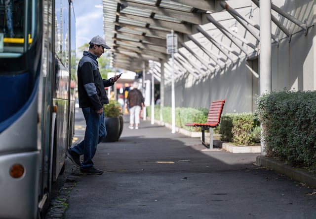 Un homme en train de descendre d'un bus