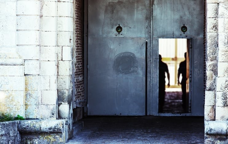 Porte d'entrée d'une maison d'arrêt