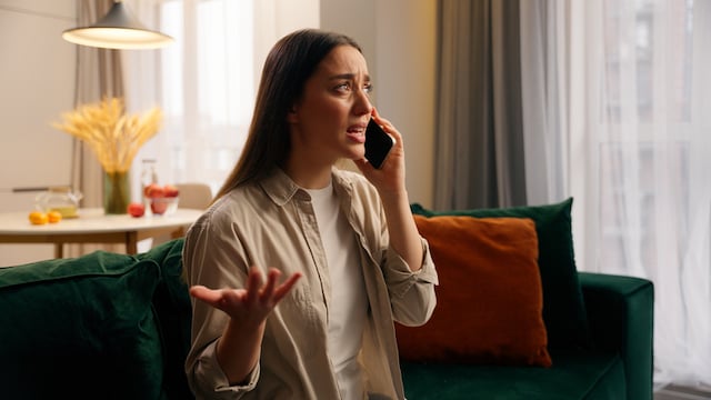 Une femme triste en train de téléphoner