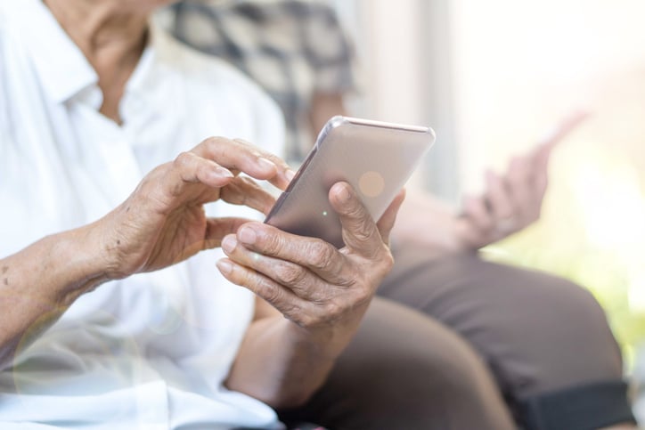 Une femme âgée utilise un smartphone