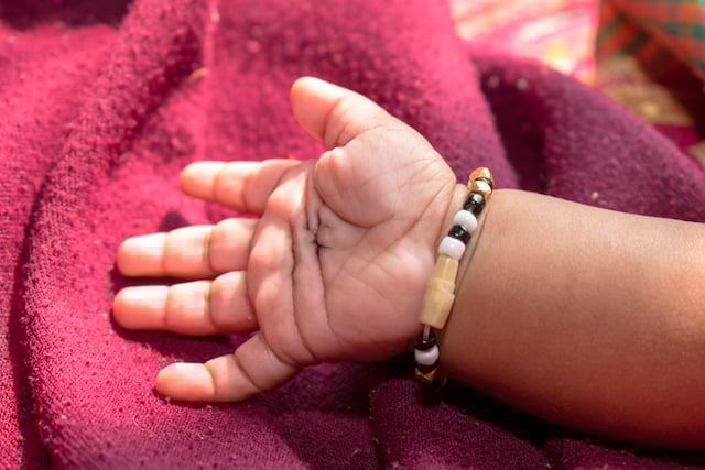 Poignet d'un bébé orné d'un bracelet