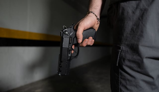 Un homme qui tient un pistolet 