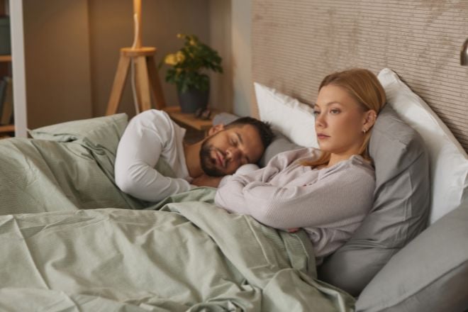 Un couple dans un lit 