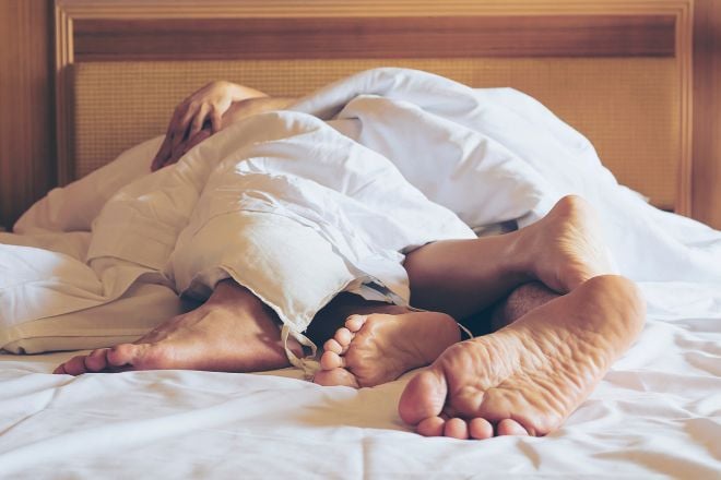 Un couple qui a une relation sexuelle