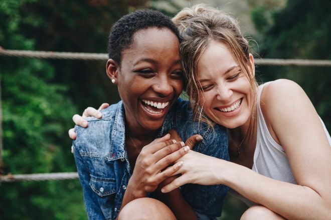 Deux femmes qui sourient