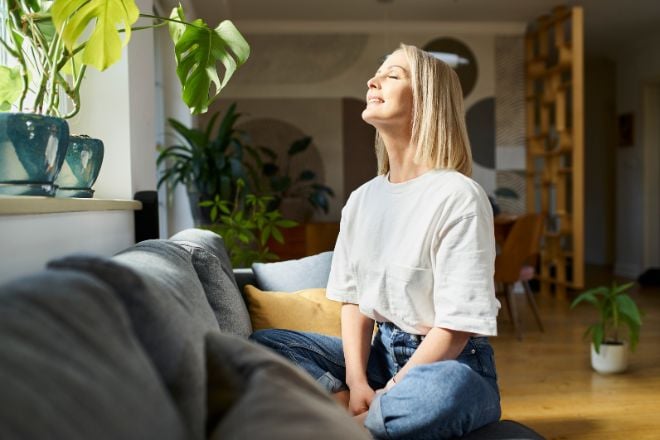 Une femme face au soleil