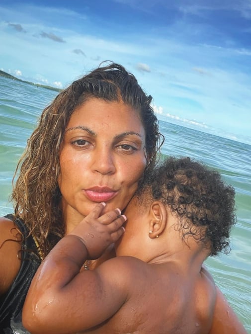 L'humoriste Nawel Madani et son enfant