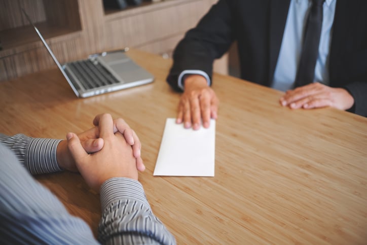 Une lettre sur un bureau