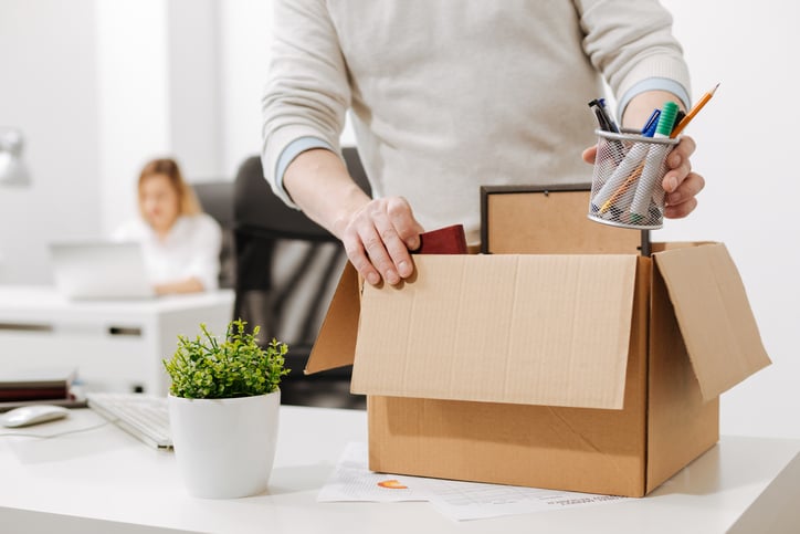 Un employé fait ses cartons