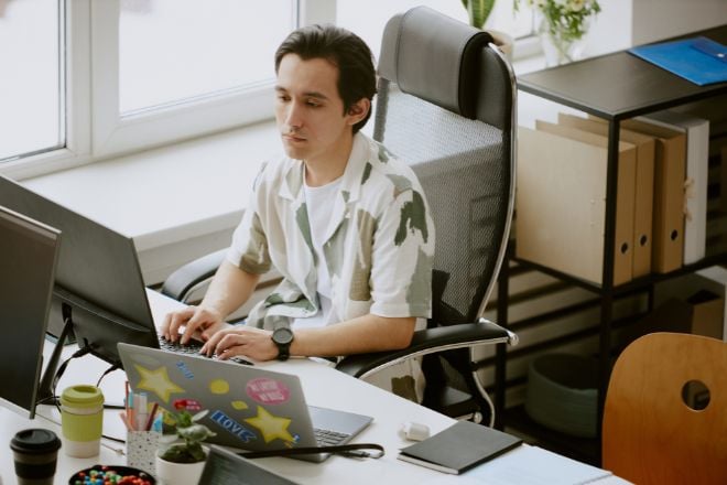 Un homme au bureau