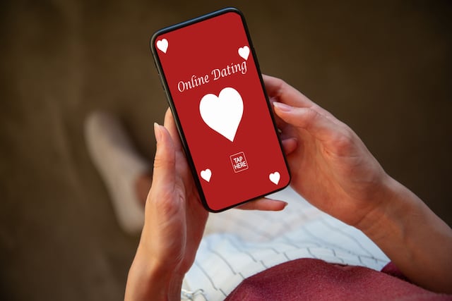 Une femme qui consulte une application de rencontre