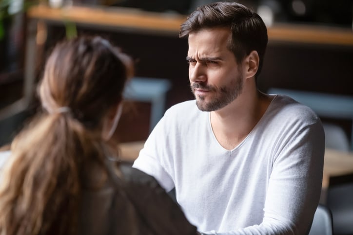 Un homme regarde sa femme avec de la suspicion