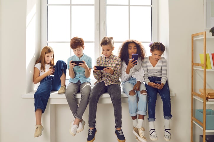 Des enfants sur leurs smartphones