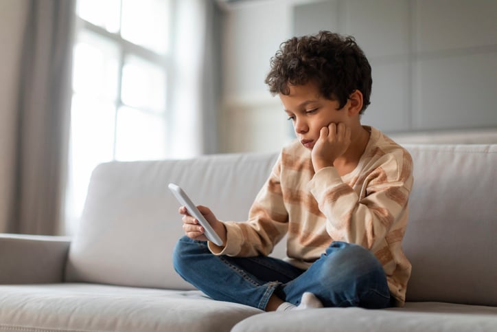Un petit garçon sur son smartphone