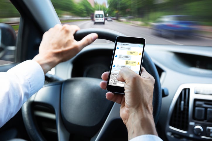 Un automobiliste utilise son téléphone au volant