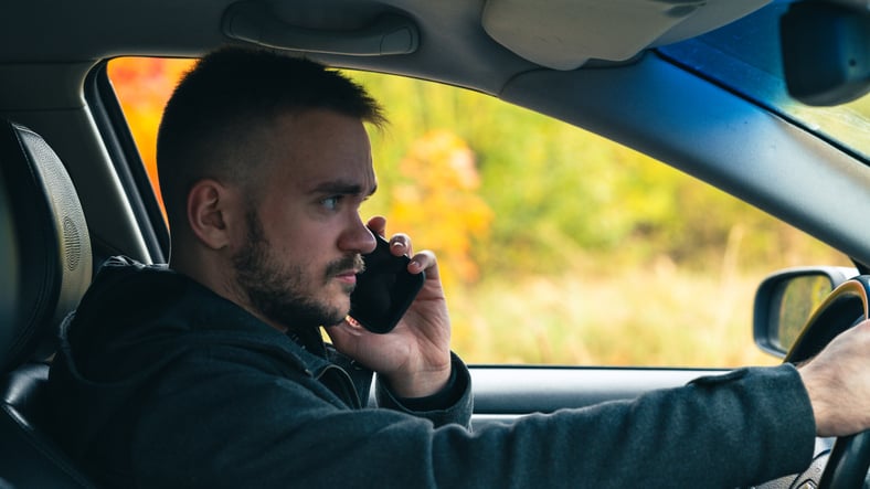 Un automobiliste utilise son téléphone au volant