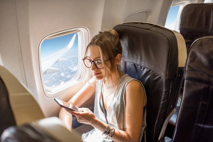 Une passagère dans un avion