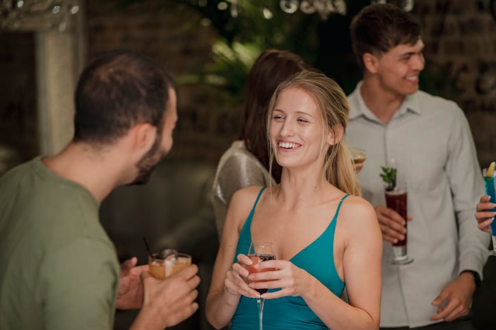 Une femme rencontre un homme