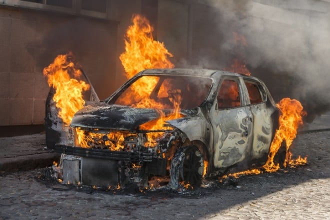 Une voiture en flammes