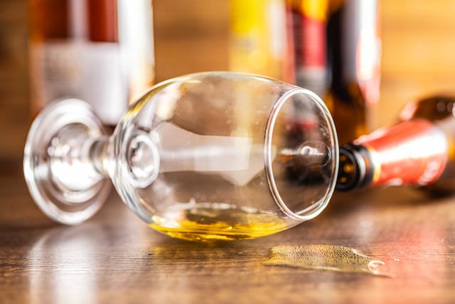 Un verre contenant de l'alcool renversé sur une table