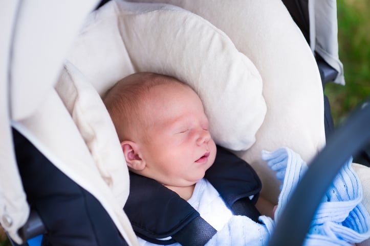 Un bébé dans un siège auto