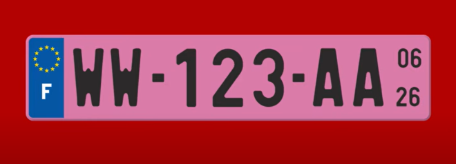 Une plaque d'immatriculation rose