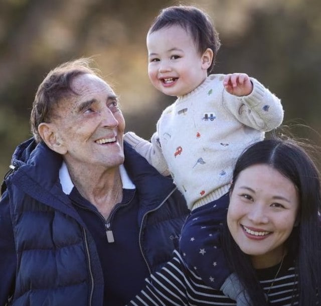 John Levin, son épouse, et leur fils 