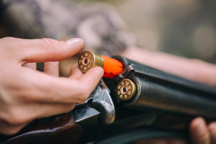 Un chasseur arme son fusil