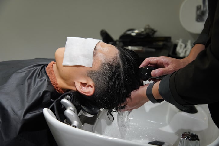 Un homme chez le coiffeur
