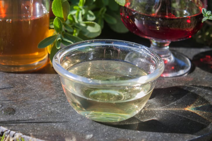Une coupelle remplie de vinaigre blanc