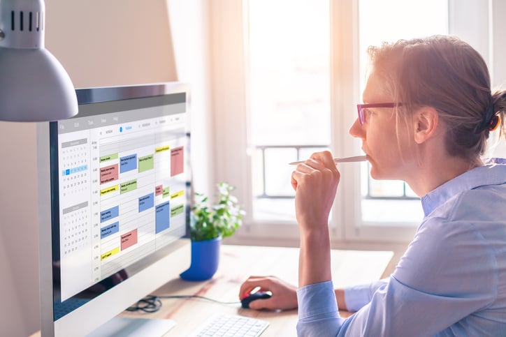 Une femme regarde un emploi du temps