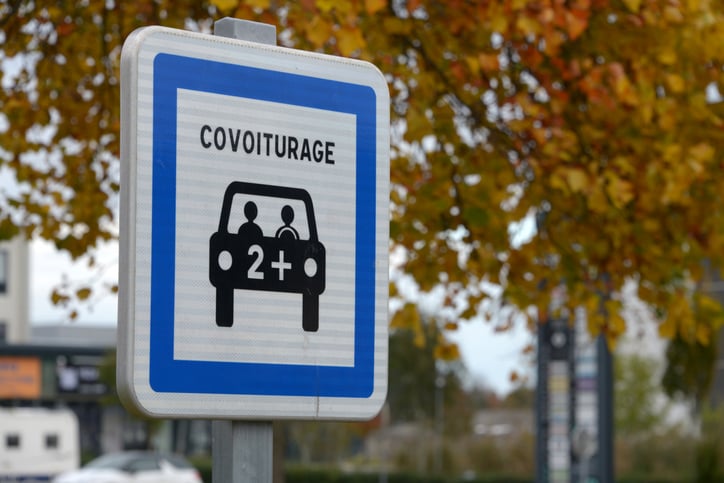 Panneau de signalisation annonçant une aire de covoiturage