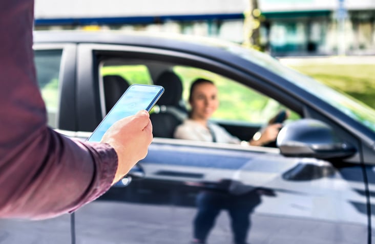 Une automobiliste récupère un internaute inscrit sur une application de covoiturage