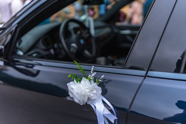 La voiture d'un invité de mariage