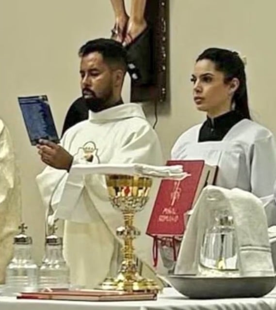 Le prêtre Luciano Braga Simplicio et la paroissienne Isabela 