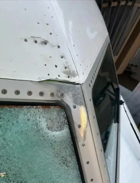 Pare-brise endommagé d'un cockpit d'avion 