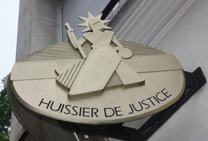 Plaque d'un huissier de justice