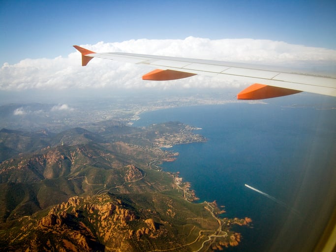 Un avion survole la Corse