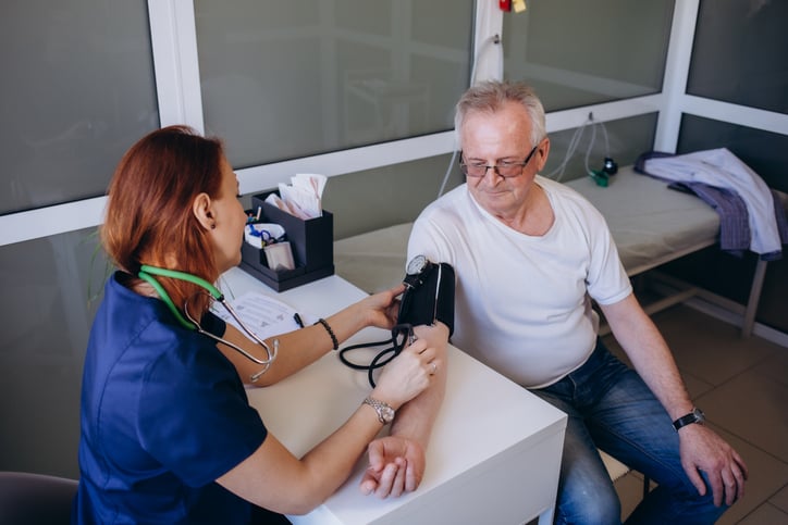 Un homme âgé fait une visite médicale