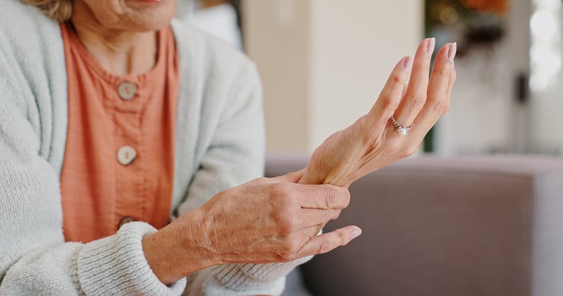 Une femme a une douleur au poignet
