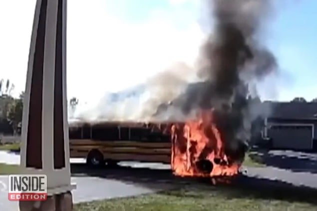 Capture d'écran montrant le bus en feu