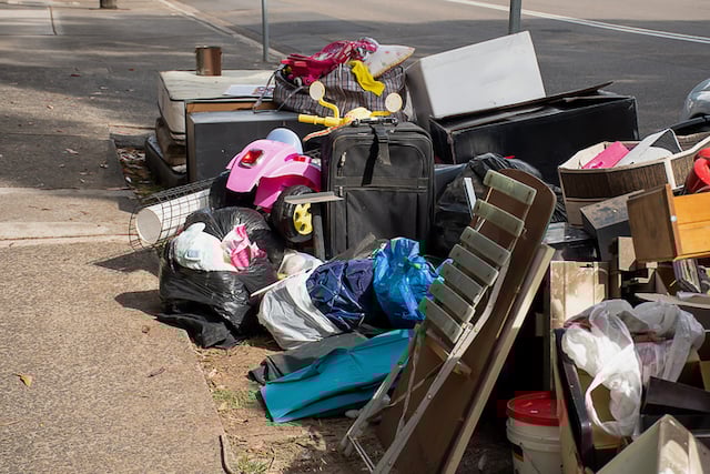 Poubelles entassées dans la rue