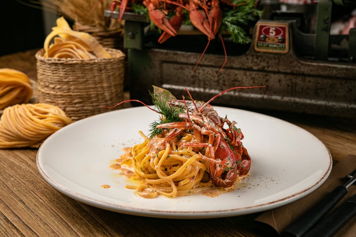 Un plat de pâtes au homard
