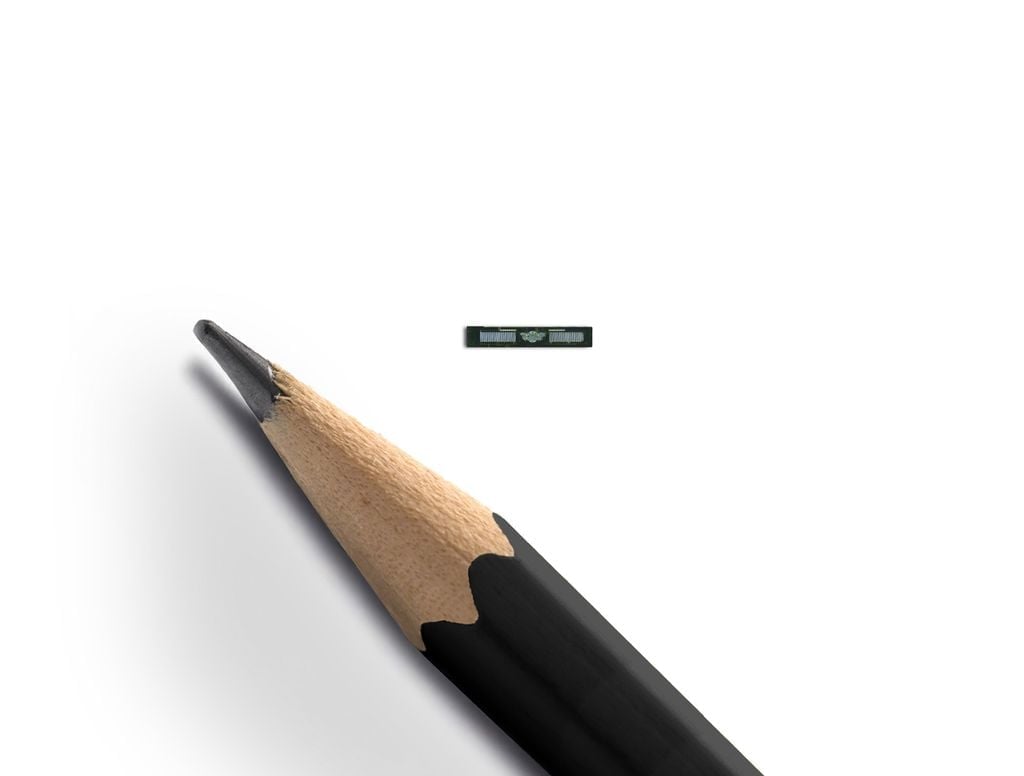 La taille du dispositif comparée à celle d'un crayon