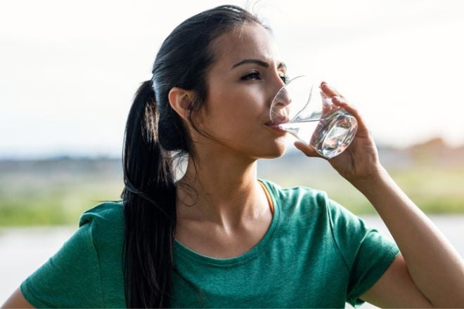 Une femme qui boit de l'eau