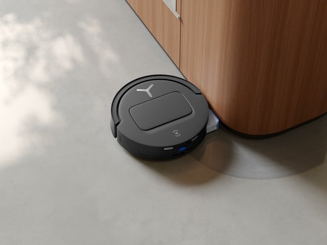 Deebot T80 Omni Black aspire les bords d'un meuble