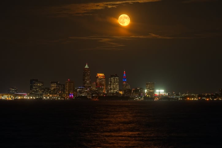 Une Super Lune au-dessus d'une ville