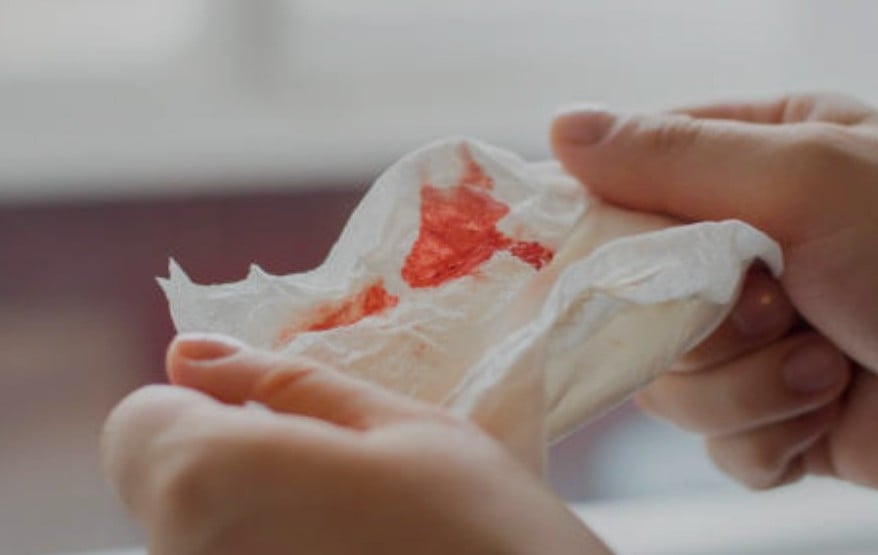 Mouchoir taché de sang 